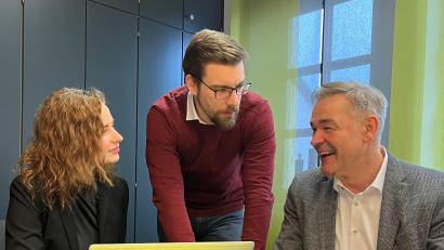 Bild: Landratsamt Wunsiedel/exb
Geschäftsführerin Anna Šulcová, Dennis Fricken (Leiter des Mobilitäts-Teams im Landkreis Wunsiedel) und Landrat Peter Berek (von links) kündigen Änderungen beim Egro-Net an.