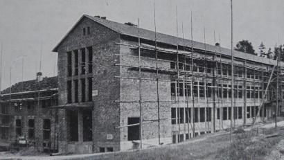Bild: Festschrift Realschule 74/75, Urheber der Fotostrecke Wendelin Freundorfer, Foto Würfl und Stefan Schmidt 
Am 24.01.1954 erfolgte der erste Spatenstich durch Landrat Christian Kreuzer für den Bau eines Schulgebäudes für die heutige Lobkowitz-Realschule.