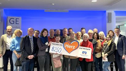 Bild: VR-Bank Nordoberpfalz
Regionalmarktleiter Christian Weigert und Geschäftsstellenleiter Thomas Graf von der Volksbank Raiffeisenbank Nordoberpfalz überreichen die Geldbeträge.