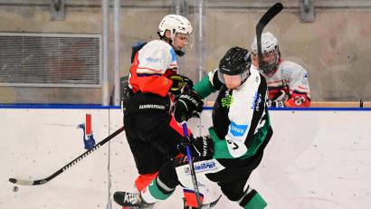 Archivbild: Schrems
Das Kämpfen hat sich gelohnt: Der EHC Stiftland (rechts Marius Schmidt im ersten Halbfinalspiel gegen Bad Wörishofen) steht im Play-off-Finale der Landesliga.
