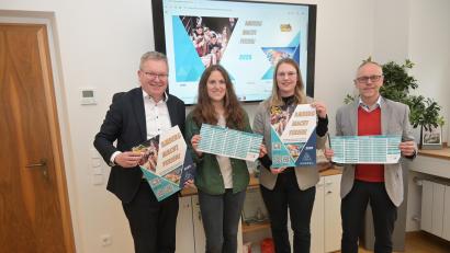 Bild: Thomas Graml/Stadt Amberg
Bei der Vorstellung des Amberger Ferienprogramms (von links): Michael Cerny (Oberbürgermeister), Katrin Cislaghi (Sachgebietsleitung Kommunale Jugendarbeit Amberg), Susanne Augustin (Leiterin des Referats Jugend, Senioren und Soziales), Thomas Boss (Jugendamtsleiter), Susanne Augustin (Leiterin des Referats Jugend, Senioren und Soziales).