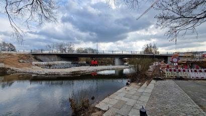 Bild: mab
An der kleinen Naabbrücke in Schwarzenfeld beginnen die letzten Arbeiten.