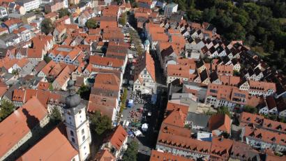 Archivbild: Michael Ascherl
Die Stadt Weiden (im Bild der Obere Markt und das alte Rathaus) muss 2025 wohl deutlich weniger neue Schulden aufnehmen als befürchtet.