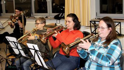 Bild: wro
Wenn Paula Bächer (Zweite von rechts) einmal nicht dirigiert, spielt sie im Orchester des Musikvereins Wiesau mit.