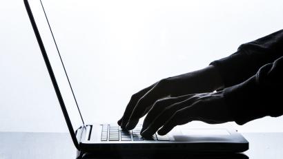 Symbolbild: Silas Stein/dpa
Auf einen Internetbetrüger ist ein Mann aus Thierstein hereingefallen. Er hatte bei einem Fake-Shop Heizöl bestellt und bezahlt, die Ware wurde aber niemals geliefert und die Internetseite ist nicht mehr erreichbar.