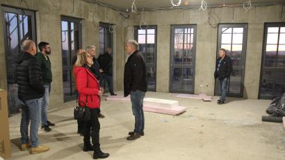 Bild: fks
Bürgermeister Werner Prucker (Zweiter von rechts) erläuterte den Gemeinderäten bei einem Rundgang den Baufortschritt, wie hier im künftigen Saal der Gastwirtschaft.