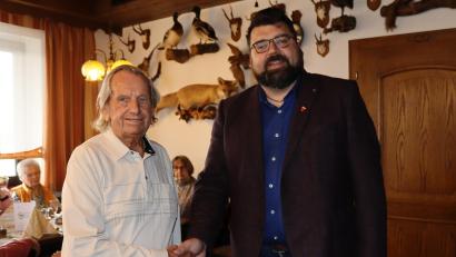 Bild: mfh
Bürgermeister Stefan Frank (rechts) gratuliert Ferdinand Schlagenhaufer zum 90. Geburtstag.