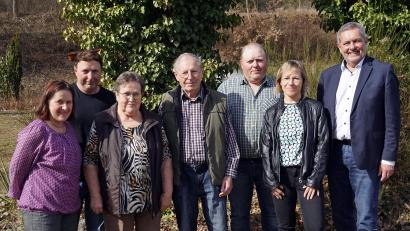 Bild: jma
Karl Braun (Mitte) an seinem 80.Geburtstag mit der Familie und Bürgermeister Joachim Neuß (rechts).