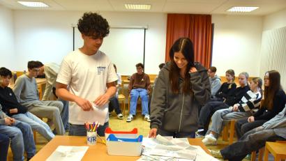 Archivbild: ubb
Der erste Workshop für "First Class Mates" führte Schüler aus Kemnath und Karlsbad im Jugendmedienzentrum zusammen. Hier freunden sich zwei Darsteller mit ihren Rollen an.