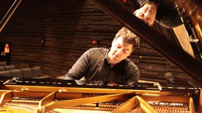 Bild: @isar/exb
Der belgische Pianist Yannick Van de Velde spielt den Zyklus „Vingt regards sur l'enfant-Jésus“ von Olivier Messiaen.