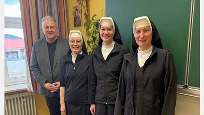 Bild: Alexander Böck
Landrat Richard Reisinger bedankte sich bei Sr. M. Lioba Endres und gratulierte ihrer Nachfolgerin Sr. M. Ancilla Pitroff zur Bestellung (von links). Ganz rechts: Provinzoberin Sr. M. Theresia Hauthaler.