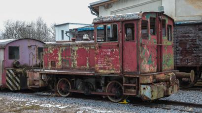 Bild: Wolfgang Steinbacher
Die Eisenbahnfreunde der Amberger Kaolinbahn richten ihre Neuzugänge her. Die rote Deutz-Lok im Freien wartet noch auf neue Fenster.