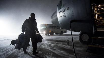 Symbolbild: Staff Sgt. Jonathon Alderman/ US Air National Guard
Ein US-Soldat steigt mit gepackten Sachen in ein Militärflugzeug: Sollten die US-Truppen komplett aus Europa abgezogen werden, dürfte das schwere Folgen für die Wirtschaft in der Nordoberpfalz haben.