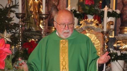 Bild: kro
Pfarrer Johann Nepomuk Trescher am Alter in Wernersreuth.