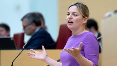 Bild: Sven Hoppe/dpa
Katharina Schulze, Fraktionsvorsitzende der bayerischen Grünen, spricht im Landtag.