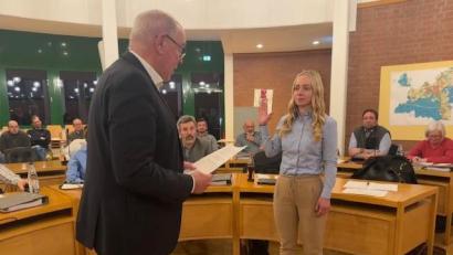 Bild: Heike Unger
Kümmersbrucks Bürgermeister Roland Strehl nimmt seiner neuen Stellvertreterin Elisabeth Gruber im Gemeinderat den Amtseid ab.