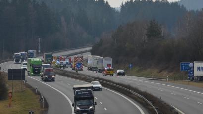 Bild: dob
Kurz nachdem der Sattelzugfahrer am Dienstag die Kontrollstelle bei Waidhaus passiert hatte, erlitt er einen Hustenanfall und fuhr in die Mittelleitplanke.