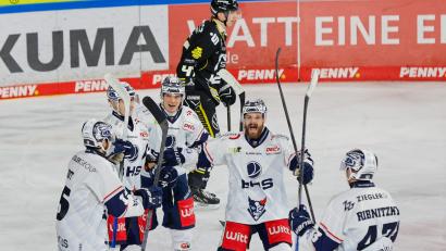 Bild: samla.de
Die Blue Devils Weiden bejubelten den ersten Sieg im Play-off-Viertelfinale bei den Krefeld Pinguinen.