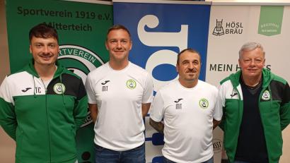 Bild: Eckert/exb
Sportlicher Leiter Tobias Eckert (links) und Vorsitzender Roland Eckert (rechts) freuen sich über die Neuzugänge auf der Trainerbank: Marco Zeus (Zweiter von links) wird Torwarttrainer, Stefan Rogler Co- und Athletiktrainer von Mohamed Tamo.