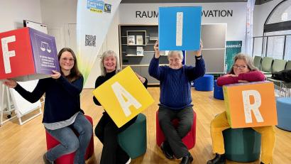 Bild: Gabi Schönberger
Die Fairtrade-Lenkungsgruppe trifft sich mehrmals im Jahr, um neue Projekte zu planen: Laura Völkl, Cornelia Völkl, Veit Wagner und Annette Rösel (von links).