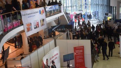 Archivbild: fz
Bei der Weidener Ausbildungsmesse in der Max-Reger-Halle informieren am 22. März mehr als 135 Aussteller über Karrierechancen.