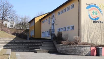 Bild: mrr
Im rückwärtigen Bereich der Grundschule Rieden, beim hintersten Gebäude neben den Werkräumen, soll der Erweiterungsbau für die offene Ganztagsschule entstehen.
