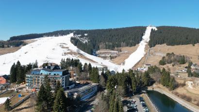 Symbolbild: Bodo Schackow/dpa
Bei so einem Anblick sinkt die Lust auf den Wintersport, sagt Tourismusmanager Günter Reimann