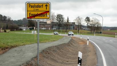 Bild: Wolfgang Steinbacher
Die Straße zwischen Engelsdorf und Paulsdorf ist fertiggestellt und wieder befahrbar, weiter östlich aber wird sie wieder für einige Wochen gesperrt.