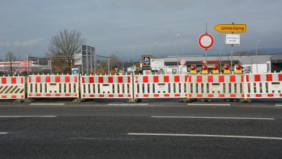 Bild: jr
Gesperrt ist seit Dienstag der vordere Abschnitt der Carl-Zeiss-Straße im Gewerbegebiet Birkigt in Mitterteich. Die Einkaufsmärkte und einige Betriebe sind über eine Umleitung zu erreichen.