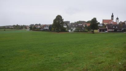 Bild: fz
Westlich der Ilsenbacher Straße entsteht das neue Baugebiet mit 27 Parzellen am Ortsrand von Püchersreuth.