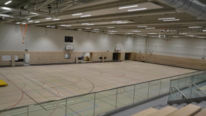 Bild: as
Einen freundlichen Eindruck vermittelt die Sporthalle durch die Verwendung von hellen Holzverkleidungen und farblich dazu passendem Bodenbelag.