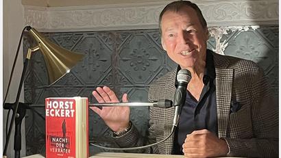 Bild: bod
Horst Eckert bei seiner Lesung aus seinem neuen Roman "Nacht der Verräter" in der "Locke" in Pressath.