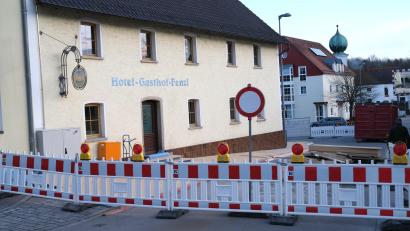 Bild: Hirsch
Die Steinberger Ortsdurchfahrt ist bis 11. April komplett gesperrt. Eine Umleitung ist ausgeschildert. Der Hotel-Gasthof Fenzl erweitert.