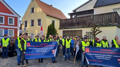 Bild: Kathrin Birner, Gewerkschaftssekretärin Verdi Bezirk Oberpfalz
Über 80 ortsansässige Zivilbeschäftigte streiken in Hohenfels.