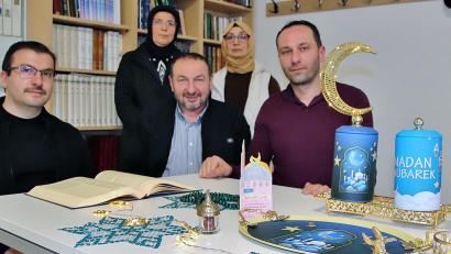 Bild: Thomas Dobler
"Ramadan Mubarek" steht auf einer der Dosen in der Schwandorfer türkischen Moschee. Der Begriff kann als "Gesegneten Ramadan" übersetzt werden. Der Gruß gilt in diesem speziellen Fall dem Geistlichen, Imam İrfan Işık, und Meral Torlakcik, Mustafa Eraslan, Hülya Ertug und Ferdi Eraslan (von links) vom Gemeindevorstand.