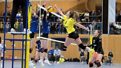 Archivbild: Hubert Ziegler
Mit Schwung will Sara Sasic (Mitte) vom SV Hahnbach den Ball auch in Erfurt übers Netz befördern.