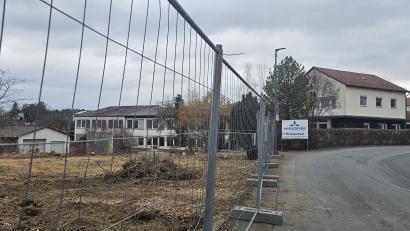 Bild: vsr
Ein Teil des Geländes rund um die ehemalige Textilfabrik ist schon eingezäunt. Vor Baubeginn Ende März wird das Areal noch weiter abgesichert.