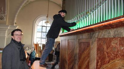 Bild: prh
Weit vorangeschritten sind die Arbeiten an der Weise-Orgel in der Katholischen Pfarrkirche in Plößberg. Intonateur Lukas Degler (rechts) sorgt dafür, dass die Orgel die ideale Klangfärbung erhält. Organist Florian Löw (links) ist angetan von den bisherigen Ergebnissen.