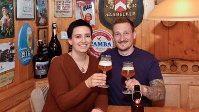 Bild: Petra Hartl
Ihr hausgebrautes Bier trinken Samira Gietl und Ehemann Sebastian ausschließlich selbst.