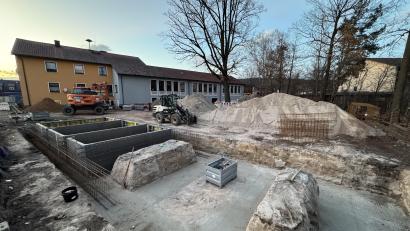 Bild: mgo
Die Baumaßnahmen für den geplanten Mehrgenerationentreffpunkt im Pausenhof der Schwarzenbacher Grundschule haben begonnen.
