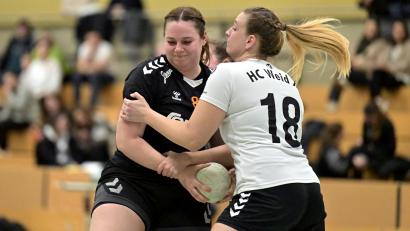 Archivbild: Hubert Ziegler
Wenn Victoria Schaller (links) und die HG Amberg auch in der kommenden Saison in der Bezirksoberliga spielen wollen, müssen sie noch einige Hürden überwinden.