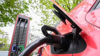 Symbolbild: Julian Stratenschulte/dpa
Wer ein E-Kennzeichen am Auto hat, parkt künftig in Amberg kostenlos.