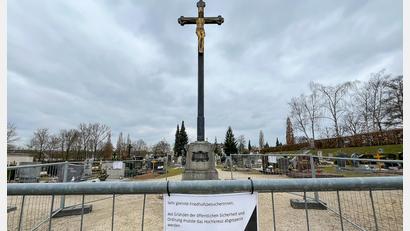 Bild: Petra Hartl
Der Bereich um das Hochkreuz am Katharinenfriedhof in Amberg ist gesperrt.