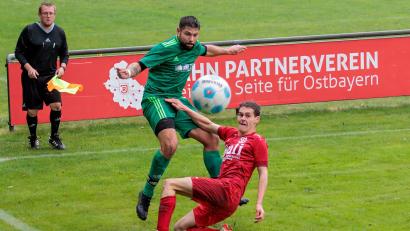 Archivbild: Günter Uschold
Lukas Reitinger (rotes Trikot) und der TV Nabburg starten mit einem Nachholspiel gegen den SC Katzdorf in die Rest-Rückrunde der Fußball-Kreisliga West.