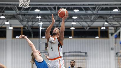 Archivbild: Dieter Jäschke
Rasheed Reams springt am höchsten: Die Neustädter Basketballer wollen auch in Wolnzach zum "Höhenflug" ansetzen.