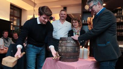 Bild: Wolfgang Steinbacher
Den offiziellen Startschuss zur Eröffnung der Bockbiersaison beim Bruckmüller gab erstmals Sohn Xaver Bruckmüller, der das Fass anzapfte. Zufrieden mit seinen Schlägen waren die Wirtsleute Herbert und Gertraud Erras sowie Vater Anton Bruckmüller .