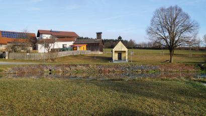 Bild: wel
Links der Kapelle zur Straße hin soll das vier mal acht Meter große Mehrzweckgebäude in Kiesenberg errichtet werden
