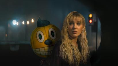 Bild: -/Netflix /dpa
Mit dem Roboter Cosmo begibt sich Michelle (Millie Bobby Brown) auf eine gefährliche Suche nach ihrem totgeglaubten Bruder.