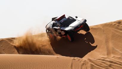 Bild: Audi Communications Motorsport
Ein Audi RS Q e-tron in Aktion im Jahr 2022. Einer der damals bei der Rallye Dakar eingesetzten Fahrzeuge, liegt nun in Teilen auf der illegalen Halde in Tschechien.