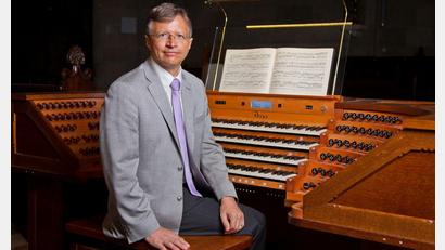Bild: Michael Vogl/exb
Franz Josef Stoiber ist Domorganist von Regensburg und Leiter der dortigen Kirchenmusikhochschule.